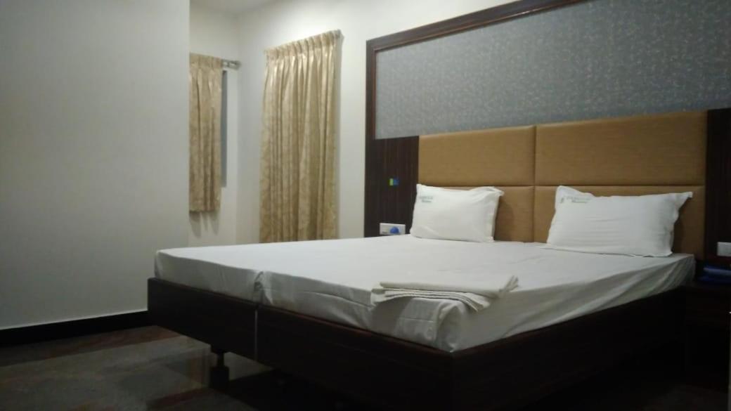 Famous Residency Hotel Tiruchirappalli Exterior photo